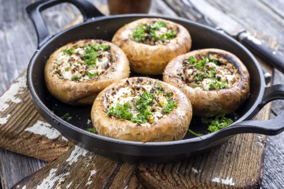 Punjenih šampinjoni sa sirom i začinskim biljem